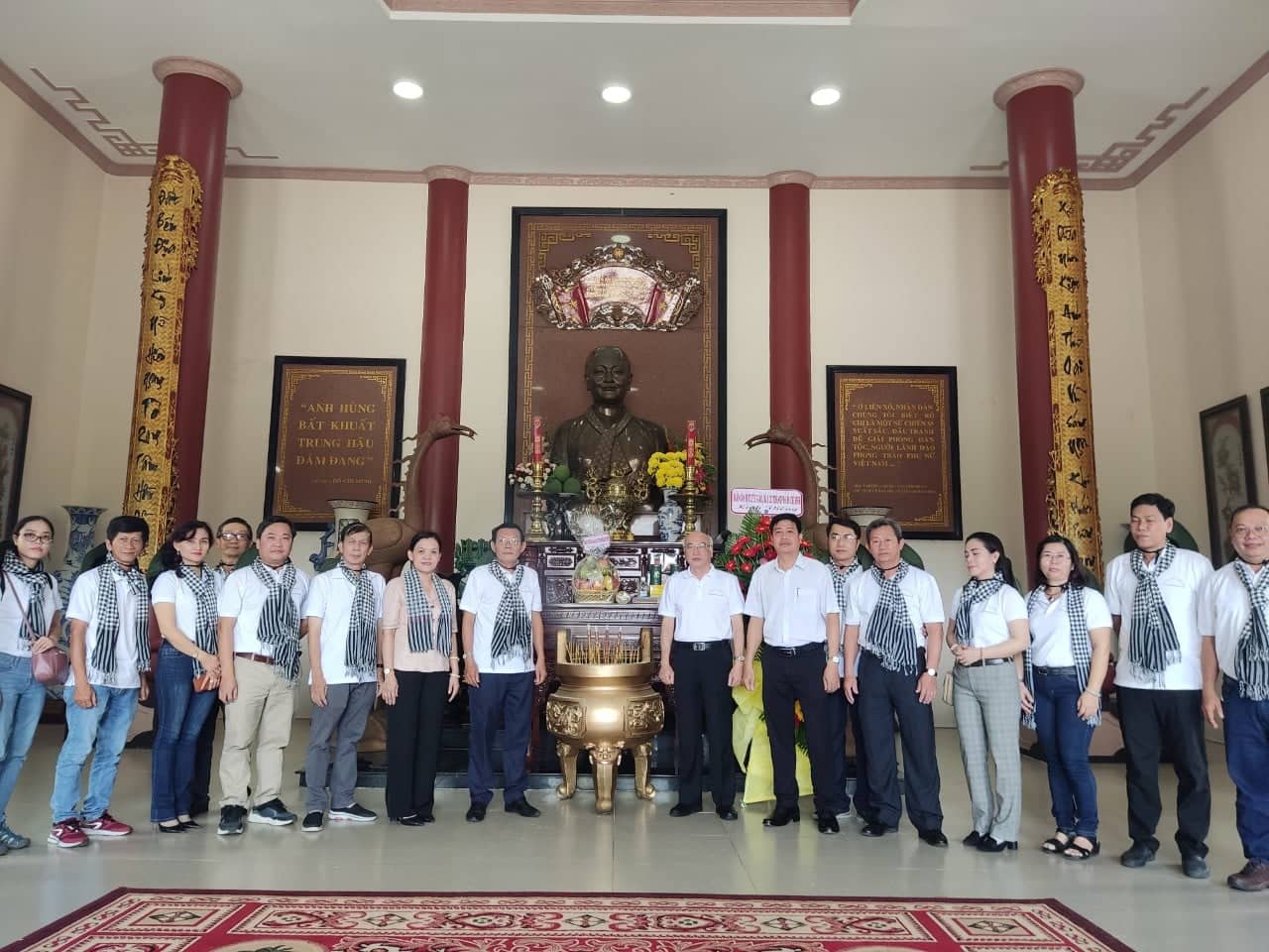 Các thành viên trong đoàn chụp hình lưu niệm tại Khu lưu niệm Nguyễn Thị Định.